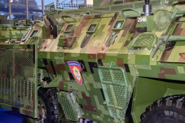Sırbistan 'ın başkenti Belgrad' da düzenlenen uluslararası silah fuarında, ölümcül makineli tüfek ve roketatar ile kamuflaj renkleriyle boyanmış zırhlı savaş aracı