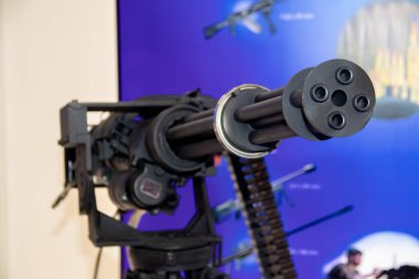 Belgrad 'daki uluslararası askeri fuarda açılan dört namlulu 23 mm' lik döner top makineli tüfeği