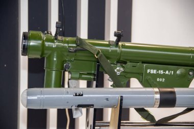 Sırbistan 'ın Belgrad kentinde düzenlenen uluslararası silah fuarında, taşınabilir hava ve yüzey roketleri ve füze başlıklarına sahip savunma uçaksavar araçları kuruldu