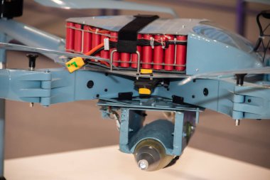  Dünya çapında farklı çatışmalarda kullanılan savaş robotları karşı casusluk, ateş etme ya da bombalama gibi özel hedefler için kullanılan HI Teknoloji geliştirildi ve ordu tarafından kullanılıyor.