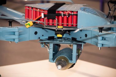  Dünya çapında farklı çatışmalarda kullanılan savaş robotları karşı casusluk, ateş etme ya da bombalama gibi özel hedefler için kullanılan HI Teknoloji geliştirildi ve ordu tarafından kullanılıyor.