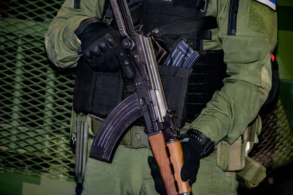 カモフラージュユニフォームに重装備の兵士 対テロ作戦のための特別なフォルカーのメンバー 戦争で密接な戦闘 彼の手にライフル銃を保持 — ストック写真