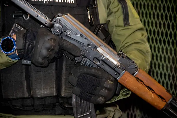 カモフラージュユニフォームに重装備の兵士 対テロ作戦のための特別なフォルカーのメンバー 戦争で密接な戦闘 彼の手にライフル銃を保持 — ストック写真