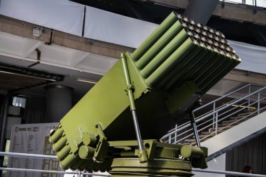Sırbistan 'ın başkenti Belgrad' da düzenlenen uluslararası silah fuarında 32 adet 128 mm kalibre fırlatma tüpü ve savaş askeri teçhizatı kullanıldı.