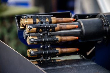 Belgrad 'da düzenlenen uluslararası askeri teçhizat sergisinde ortaya çıkan eş eksenli makineli tüfekte 11.8 mm' lik kurşunlara yakın çekim