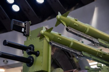 Belgrad 'daki uluslararası silah fuarında ortaya çıkarılan modern gelişmiş hava savunma füze sistemi ve kendinden güdümlü fırlatma silahlarına yönelik roketler