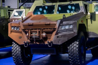 Sırbistan 'ın başkenti Belgrad' da düzenlenen uluslararası silah fuarında, ölümcül makineli tüfek ve roketatar ile kamuflaj renkleriyle boyanmış zırhlı savaş aracı