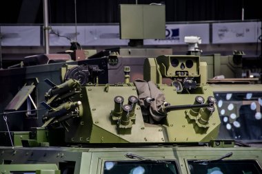Sırbistan 'ın başkenti Belgrad' da düzenlenen uluslararası silah fuarında, ölümcül makineli tüfek ve roketatar ile kamuflaj renkleriyle boyanmış zırhlı savaş aracı