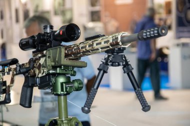 Belgrad, Sırbistan 'da uluslararası askeri teçhizat fuarında gösterilen keskin nişancı tüfeği