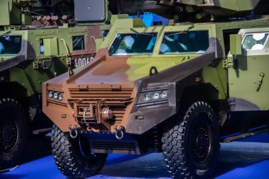 Sırbistan 'ın başkenti Belgrad' da düzenlenen uluslararası silah fuarında, ölümcül makineli tüfek ve roketatar ile kamuflaj renkleriyle boyanmış zırhlı savaş aracı