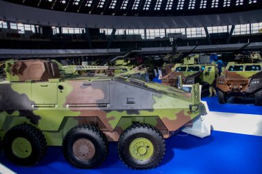 Sırbistan 'ın başkenti Belgrad' da düzenlenen uluslararası silah fuarında, ölümcül makineli tüfek ve roketatar ile kamuflaj renkleriyle boyanmış zırhlı savaş aracı