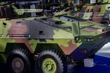 Sırbistan 'ın başkenti Belgrad' da düzenlenen uluslararası silah fuarında, ölümcül makineli tüfek ve roketatar ile kamuflaj renkleriyle boyanmış zırhlı savaş aracı
