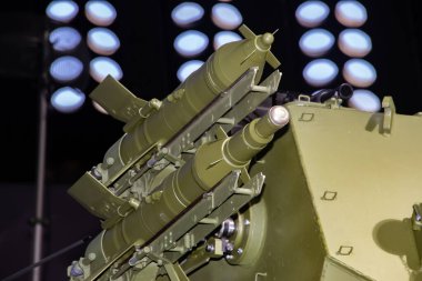 Belgrad 'daki uluslararası silah fuarında ortaya çıkarılan modern gelişmiş hava savunma füze sistemi ve kendinden güdümlü fırlatma silahlarına yönelik roketler