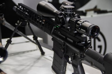 Belgrad, Sırbistan 'da uluslararası askeri teçhizat fuarında gösterilen keskin nişancı tüfeği