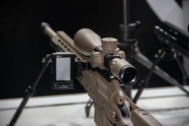 Belgrad, Sırbistan 'da uluslararası askeri teçhizat fuarında gösterilen keskin nişancı tüfeği
