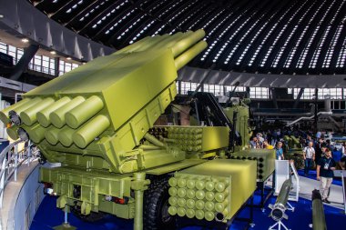 Sırbistan 'ın başkenti Belgrad' da düzenlenen uluslararası silah fuarında 32 adet 128 mm kalibre fırlatma tüpü ve savaş askeri teçhizatı kullanıldı.