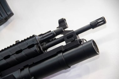 Belgrad, Sırbistan 'daki uluslararası askeri teçhizat fuarında, raflarda ve olası atış testlerinde hassas optik teçhizatlı keskin nişancı tüfeği,