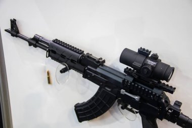 Belgrad, Sırbistan 'daki uluslararası askeri teçhizat fuarında, raflarda ve olası atış testlerinde hassas optik teçhizatlı keskin nişancı tüfeği,