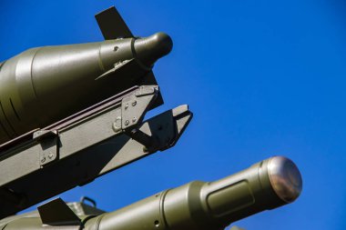 Belgrad 'daki uluslararası silah fuarında ortaya çıkarılan modern gelişmiş hava savunma füze sistemi ve kendinden güdümlü fırlatma silahlarına yönelik roketler