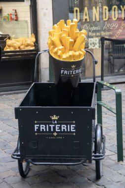 Belçika 'da bir fast food servis istasyonunun önünde dev bir paket cips.