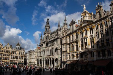 Brüksel 'deki La Grand Place 17. yüzyılın sonlarına ait. Meydanı çevreleyen binalar arasında Brüksel 'in eski Loncaları' nın zengin Barok loncaları, şehrin Flamboyant Belediye Binası ve neo-Gotik Kralın Evi veya Ekmek Evi yer alıyor.