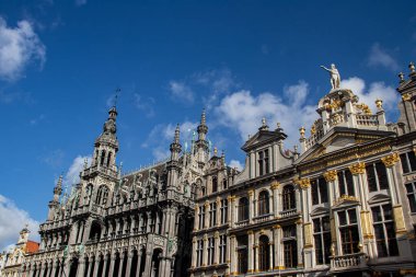 Brüksel 'deki La Grand Place 17. yüzyılın sonlarına ait. Meydanı çevreleyen binalar arasında Brüksel 'in eski Loncaları' nın zengin Barok loncaları, şehrin Flamboyant Belediye Binası ve neo-Gotik Kralın Evi veya Ekmek Evi yer alıyor.