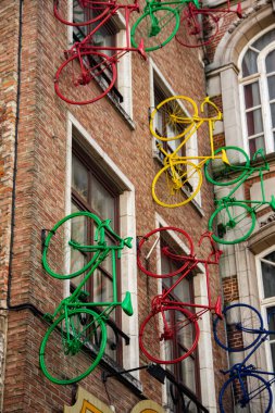 Avrupa, Belçika, Brüksel, sanat eserleri, ön cephe sanatı, tuğla ev cephesine monte edilmiş renkli püskürtülmüş bisikletler