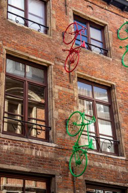 Avrupa, Belçika, Brüksel, sanat eserleri, ön cephe sanatı, tuğla ev cephesine monte edilmiş renkli püskürtülmüş bisikletler