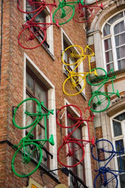 Avrupa, Belçika, Brüksel, sanat eserleri, ön cephe sanatı, tuğla ev cephesine monte edilmiş renkli püskürtülmüş bisikletler