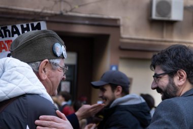 Sırp hükümetinin Aralık 2023 'te Sırbistan' ın başkenti Belgrad 'da seçimleri çalması sonrasında, sokak barışçıl bir protesto gösterisi düzenlendi. Sırbistan 'daki Öğrenci ve yaşlı kadın gösterileri destek vermek için ellerinde yazılı direnişle geldi