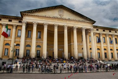 İtalya 'da Verona (Veneto) sokakları, birçok miras ve tarihi bina ve antik mimari, turistlerle dolu sokaklar 