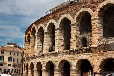 İtalya 'da Verona (Veneto) sokakları, birçok miras ve tarihi bina ve antik mimari, turistlerle dolu sokaklar 
