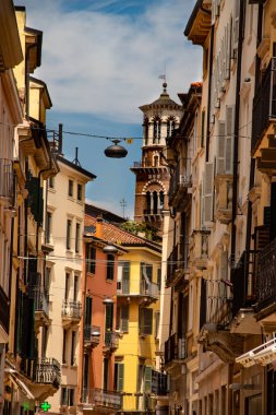 İtalya 'da Verona (Veneto) sokakları, birçok miras ve tarihi bina ve antik mimari, turistlerle dolu sokaklar 