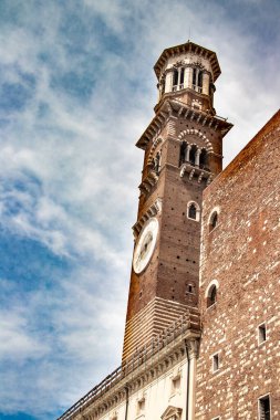 Ortaçağ Lamberti (Torre dei Lamberti) saat, 84 metre ve Verona kentindeki Erbe Meydanı 'nda antika antik sütunlu XI..