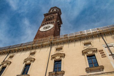 Ortaçağ Lamberti (Torre dei Lamberti) saat, 84 metre ve Verona kentindeki Erbe Meydanı 'nda antika antik sütunlu XI..