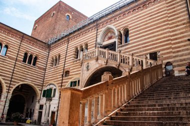 İtalya 'da Verona (Veneto) sokakları, birçok miras ve tarihi bina ve antik mimari, turistlerle dolu sokaklar 