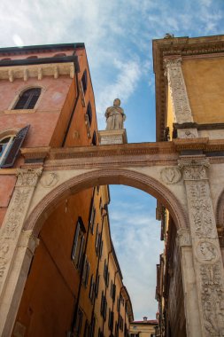 Dante Alighieri 'nin İtalya' daki Piazza dei Signori 'deki heykeli. Bahar ve tatil zamanı. Seyahat güzergahı. Beyaz mermer heykel bir kaidede. İtalyan kültürünün sembolü. Düşünen bir adamın heykeli.