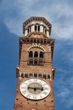 Ortaçağ Lamberti (Torre dei Lamberti) saat, 84 metre ve Verona kentindeki Erbe Meydanı 'nda antika antik sütunlu XI..