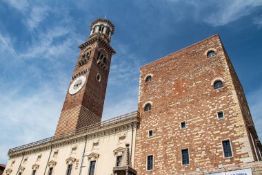 Ortaçağ Lamberti (Torre dei Lamberti) saat, 84 metre ve Verona kentindeki Erbe Meydanı 'nda antika antik sütunlu XI..