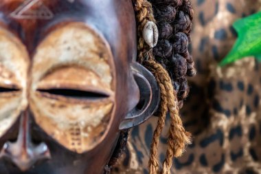 Uganda 'dan ahşap kabile Afrika maskesi, aile veya kişisel koruma için, yerel ahşap, halat ve deniz kabuklarından yapılmıştır.