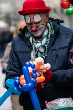 Çocuklar için sokak eğlencesi, makyajlı renkli palyaçolar, balon kullanarak farklı şekiller yapmak.