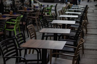 Kafeteryadaki boş sandalyeler, açık hava koltukları ama ekonomik kriz ve soğuk kış havası nedeniyle boş. Şehir merkezinin sokaklarında.