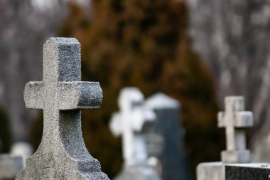 Şehir mezarlığında mermer ve taş haçlar, ölülere saygı, huzur içinde yatsın.