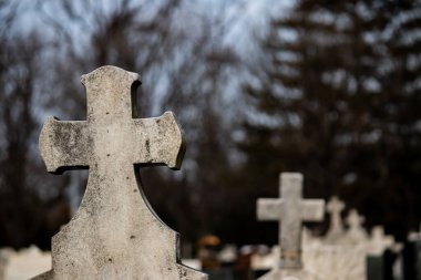 Şehir mezarlığında mermer ve taş haçlar, ölülere saygı, huzur içinde yatsın.