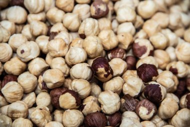 Kurutulmuş ve kavrulmuş fındıklar, organik olarak yetiştirilmiş sağlıklı yiyecek satan sokak pazarında kapanıyor.