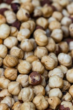 Kurutulmuş ve kavrulmuş fındıklar, organik olarak yetiştirilmiş sağlıklı yiyecek satan sokak pazarında kapanıyor.