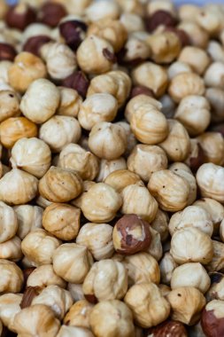 Kurutulmuş ve kavrulmuş fındıklar, organik olarak yetiştirilmiş sağlıklı yiyecek satan sokak pazarında kapanıyor.