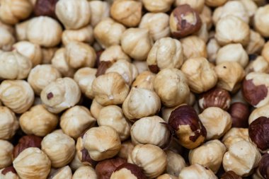 Kurutulmuş ve kavrulmuş fındıklar, organik olarak yetiştirilmiş sağlıklı yiyecek satan sokak pazarında kapanıyor.