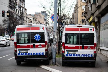Belgrad sokaklarında ambulans aracı, acil servis binasının arkasında.