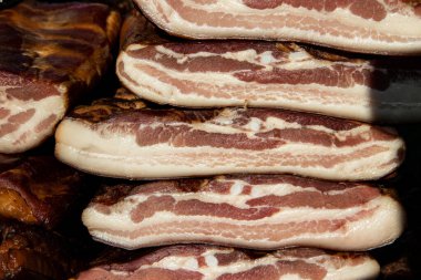 Korunmasız pastırma ve kurutulmuş et yerli ürünleri, Kacarevo köyündeki bir çiftçi pazarında, Slaninijada (pastırma festivali) adlı domuz pastırması ve kurutulmuş et ürünleri festivali Belgrad yakınlarındaki Kacarevo 'da her yıl düzenlendi.